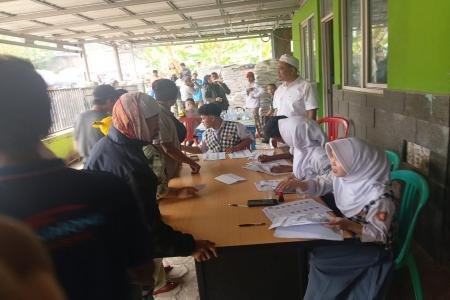  Bulog Salurkan Bantuan Beras Tiga Bul