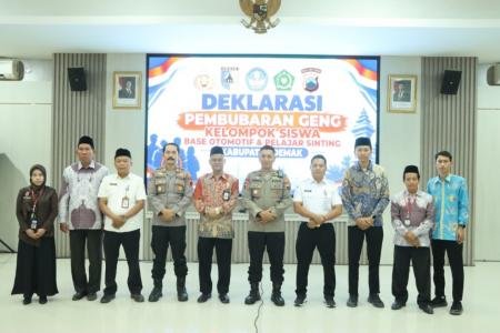 PELAJAR DEMAK BERIKRAR TINGGALKAN 