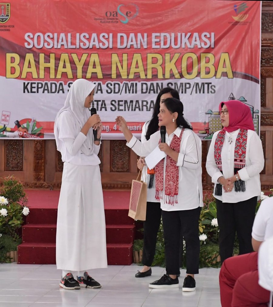 Ibu Negara Memberikan Kuis Pemahaman Bahaya Narkoba