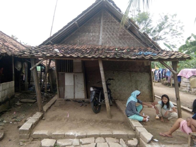 Menunggu Uluran Para Dermawan