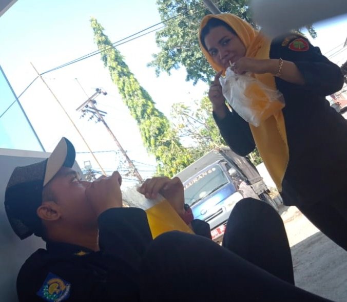 Keceriaan Petugas Linmas Dinas Kebersihan Dan Ruang Terbuka Hijau Sura