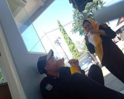 Keceriaan Petugas Linmas Dinas Kebersihan Dan Ruang Terbuka Hijau Sura