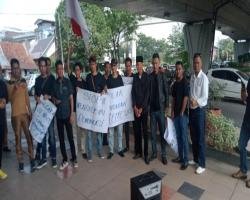 Demo Aksi di Mapolda Sumsel dengan Rombongan LSM dan Aktivis  Menolak 