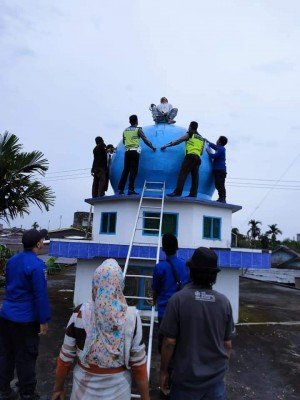 Warga Tungkal Harapan Heboh, Di Duga Ingin Bunuh Diri Di Tas Kubah Mas