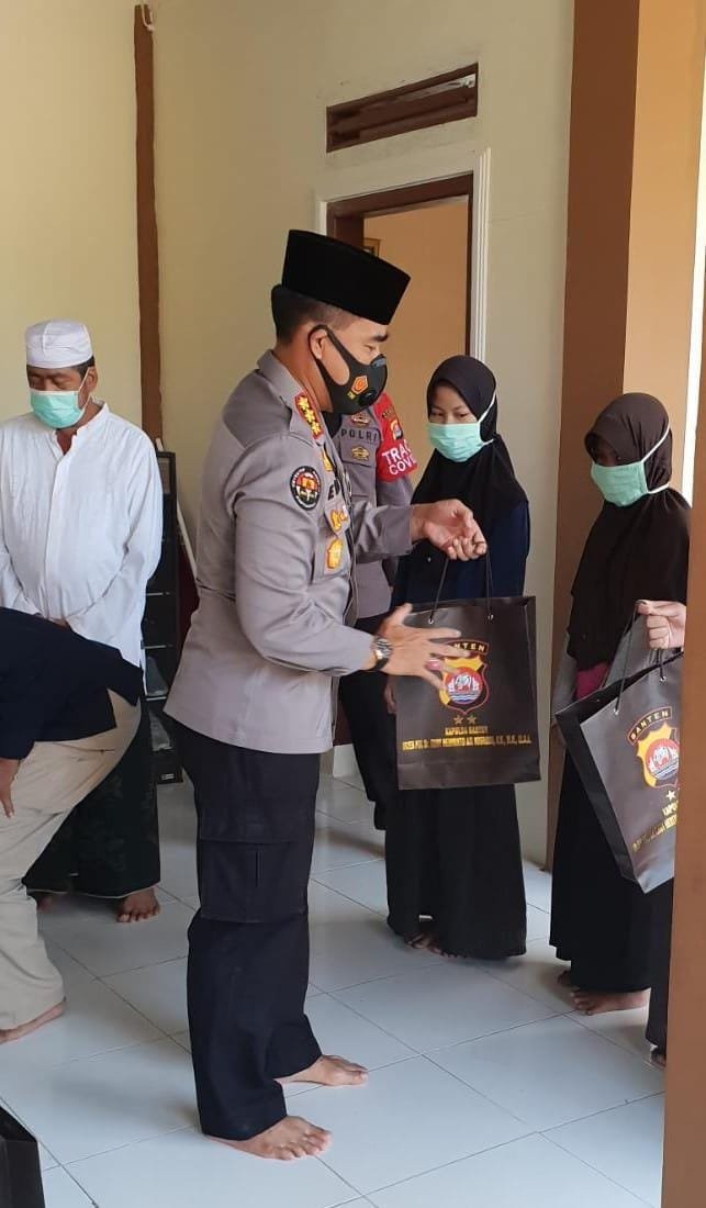 Ramadhan Tiba, Kapolda Banten Berbagi Ribuan Perlengkapan Salat