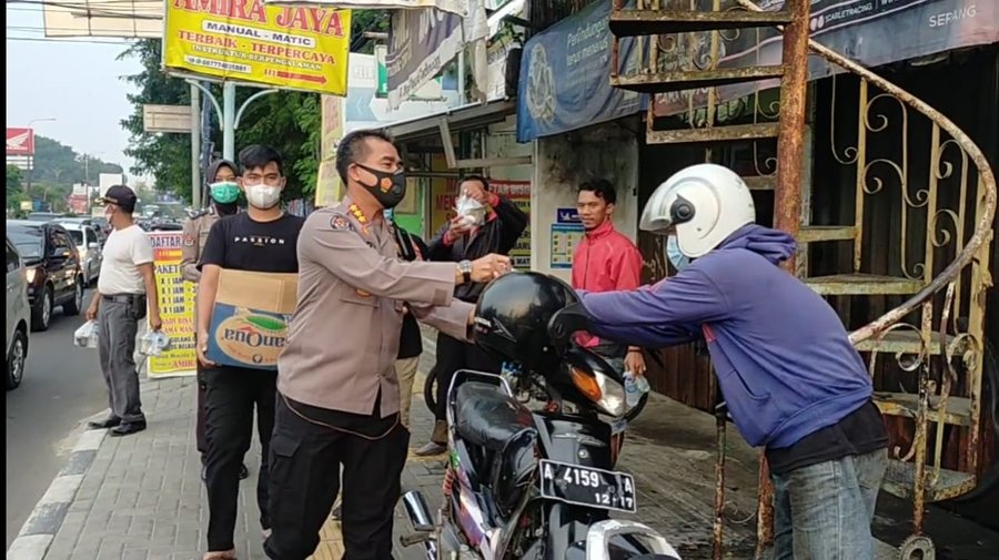 Gandeng Wartawan, Humas Polda Banten Bagikan Ratusan Takjil Dan Masker