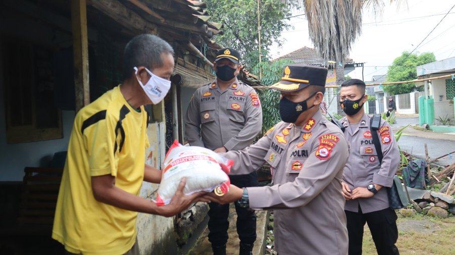 Polres Cilegon Distribusikan 15 Ton Beras Kepada Masyarakat