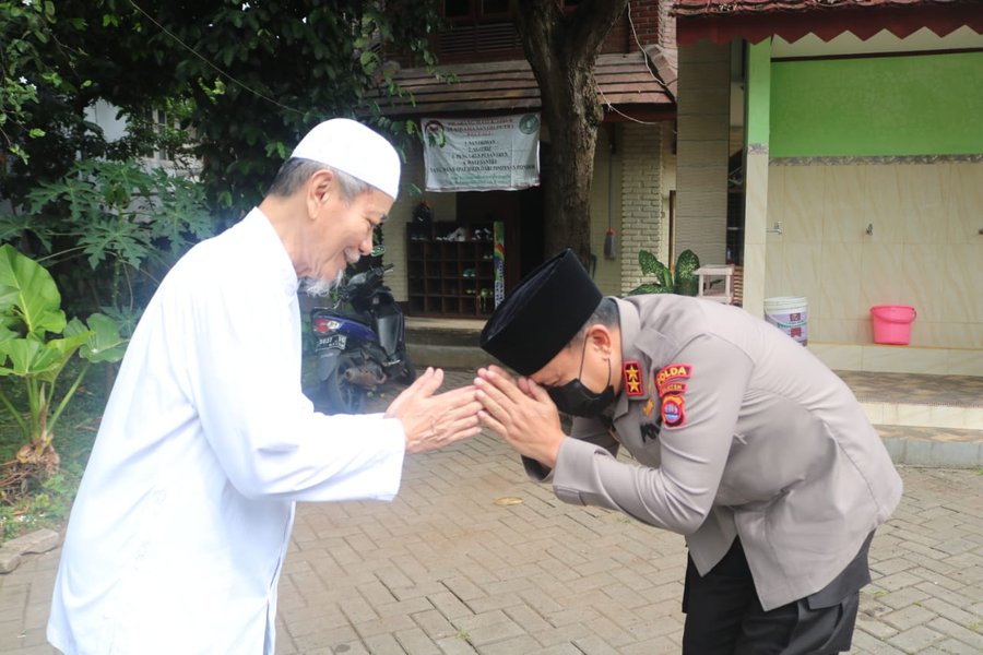 Kapolda Banten, Berslaturahmi Di Lesehan Pesantren Ki Embay