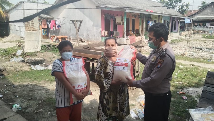 Hari Bhayangkara Ke 75, Polsek Kasemen Bagikan Beras