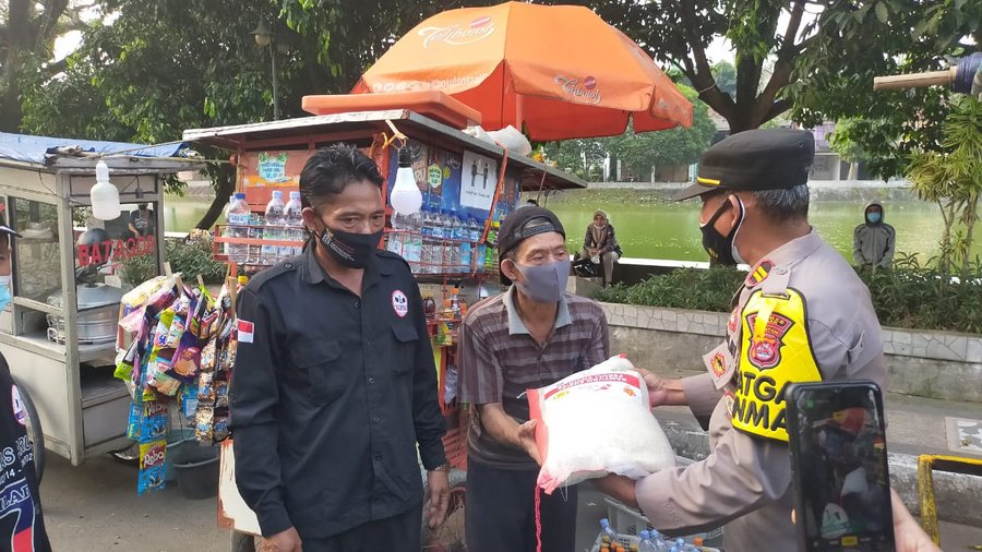 Ppkm Darurat, Polres Lebak Bersama Ormas Jarum Bagikan Beras Untuk Ped
