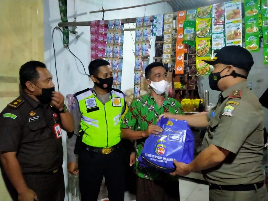 Patroli Skala Besar, Polres Serang Kota Berikan Paket Sembako