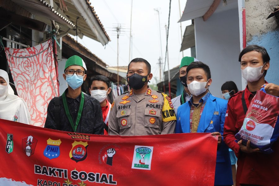 Kapolres Cilegon Polda Banten Bersama Mahasiswa Salurkan Sembako Kepad