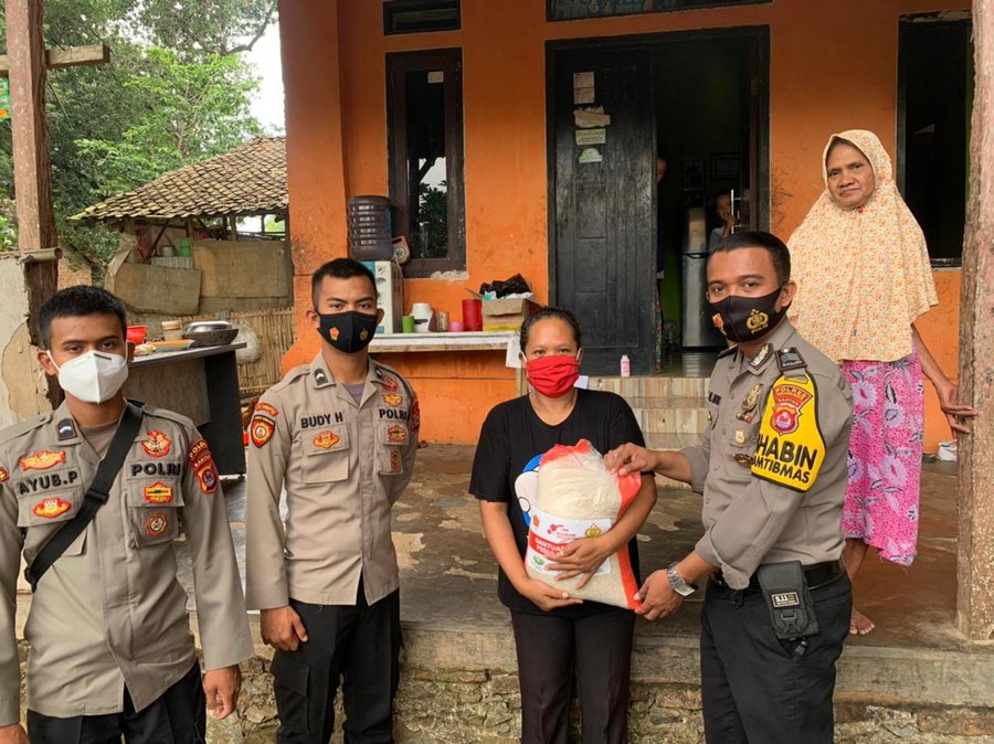 Bantu Masyarakat Terdampak Covid 19, Polsek Taktakan Bagikan Beras*