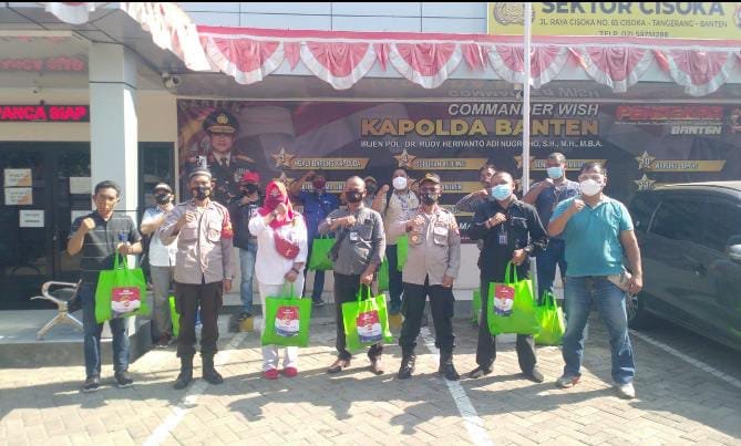 Terdampak Covid 19, Kapolsek Cisoka Bagikan Paket Sembako Untuk Insan 