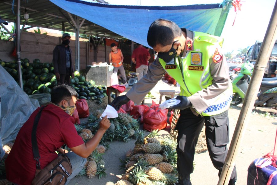 Patroli Ke Pasar, Wakapolda Banten Kampanye Ayo Pake Masker Kepada Ped