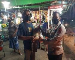 Sat Binmas Polres Lebak Salurkan Bansos kepada PKLTukang Becak dan Oje