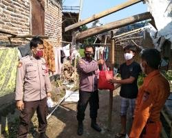 Polsek cinangka Bagikan Sembako Ke Rumah  Rumah di wilaya Kec Cinangka