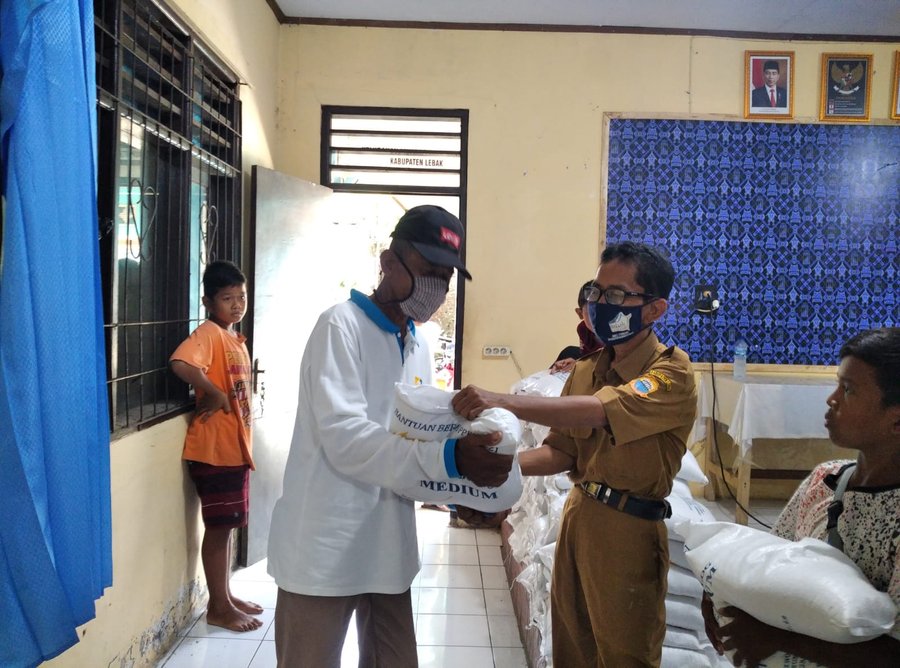 Pembagian Beras Di Kelurahan Muara Ciujung Timur Berjalan Dengan Terti