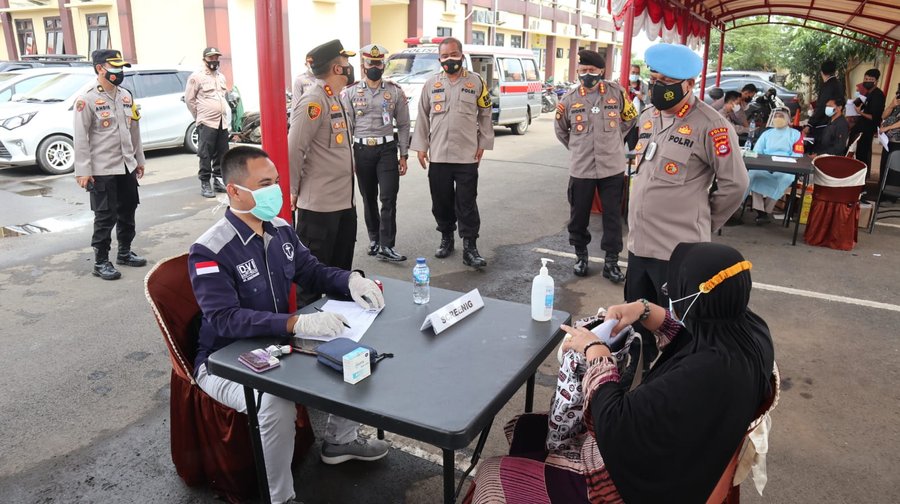 Alumni Akpol 1991 Tinjau Vaksin Presisi Polres Serang Dan Salurkan Ban