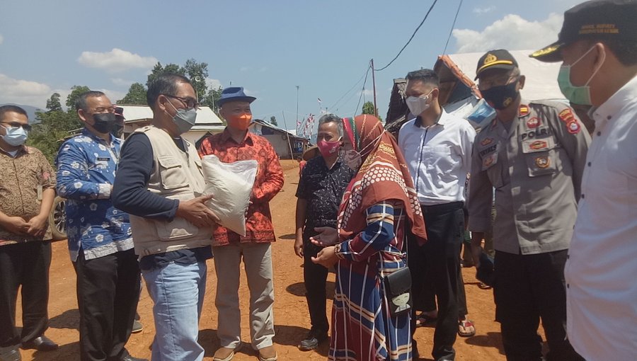 Sasieur Sabeunyeur Pub Salurkan 200 Karung Beras Seberat 5 Kg Bagi Ter