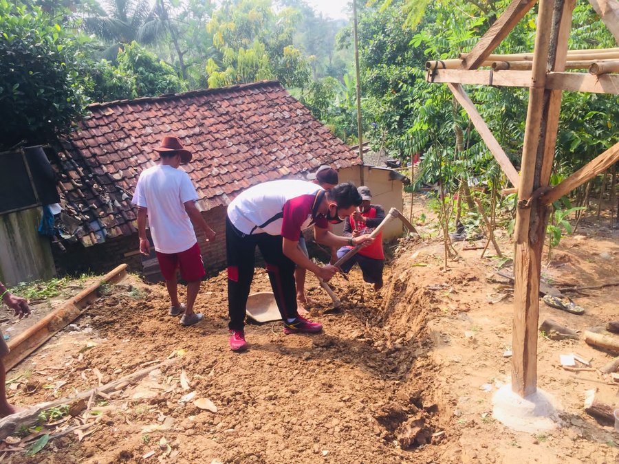 Bhabinkamtibmas Polsek Cibadak Polres Lebak Gotong Royong Bersama Warg