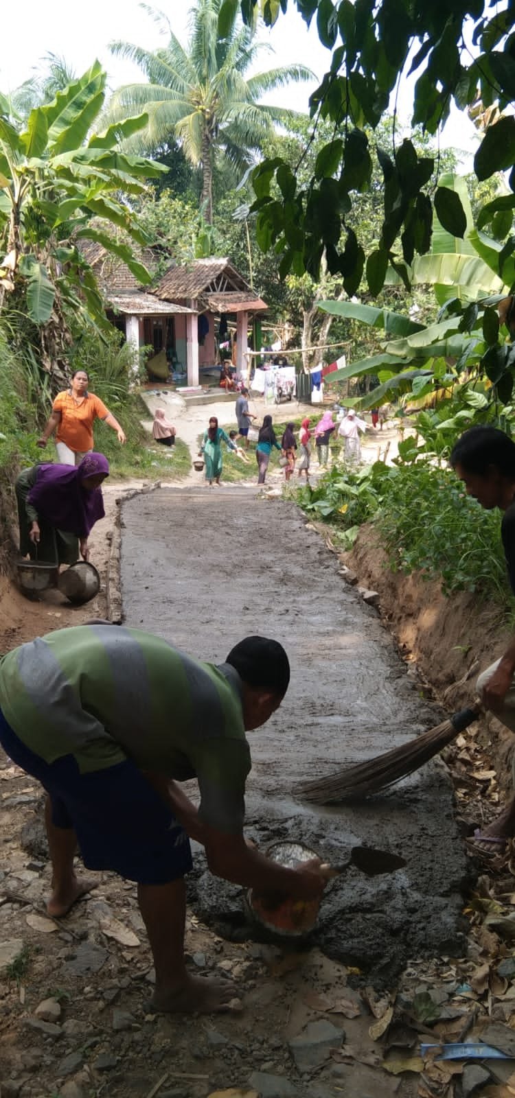 Masarakat Kp, Cipanas, Rt 07 Swadanya Bergotong Royong Bangun Jalan