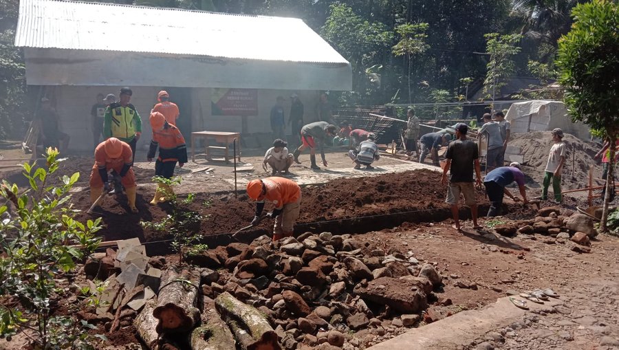 Baznas Purbalingga Bersama Relawan Format Tunjungmuli Bedah Rumah