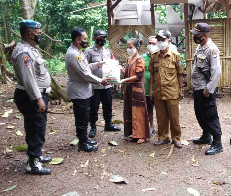 Peduli Korban Kebakaran, Polsek Mancak Polres Cilegon Berikan Bantuan