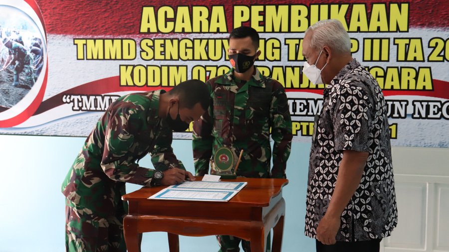 Dandim Banjarnegara Bersama Plh Bupati Banjarnegara Menandatangani Nas