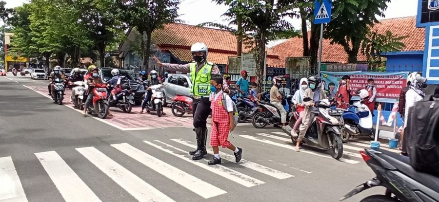 Bantu Siswa Sebrangkan Jalan, Kasat Lantas Polres Lebak Polda Banten: 