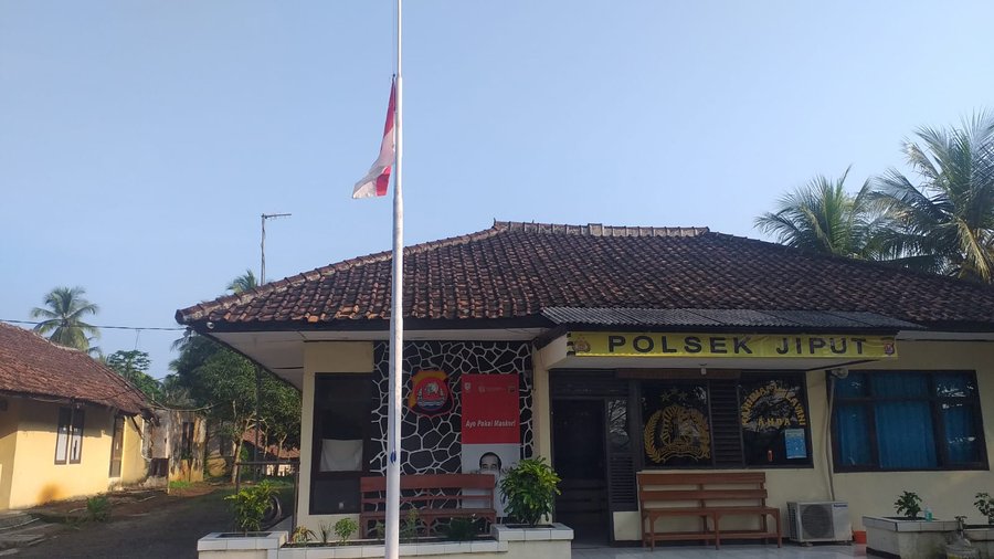 Polsek Jiput Kibarkan Bendera Setengah Tiang Hormati Pahlawan Revolusi