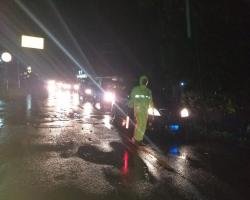 Personil Polsek Bayah Polres Lebak Bersama Warga Evakuasi Pohon Tumban