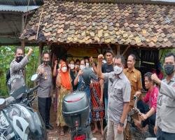 Patroli Sambang Polsek Mancak Polres Cilegon bagikan masker gratis kep