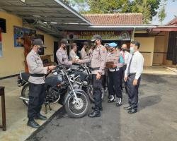 Pastikan Siap Digunakan Kapolsek Kutasari Cek Ranmor dan Senjata Api D