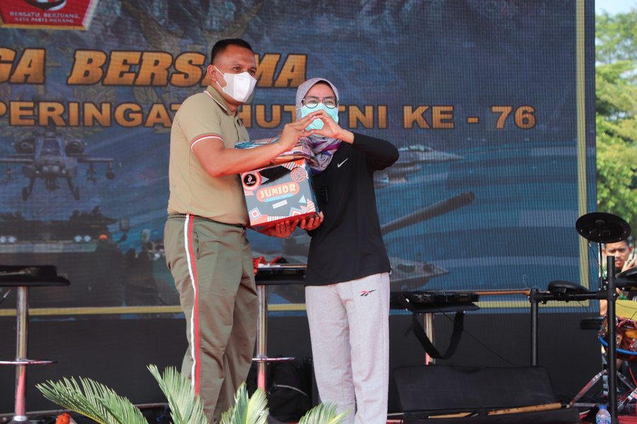 Bupati Lebak Melepas Dan Mengikuti Jalan Sehat Yang Digelar Batalyon M