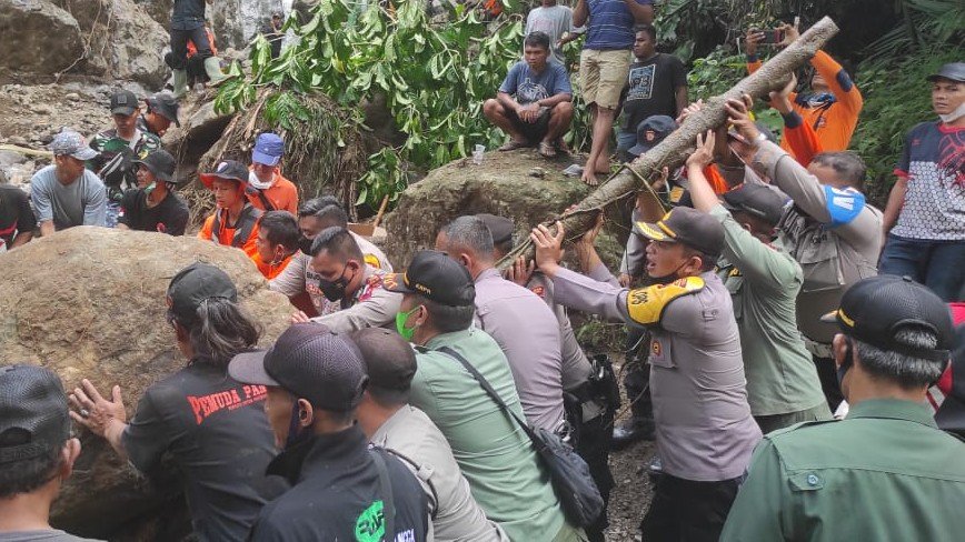 Polisi Polres Purbalingga Bantu Evakuasi Tanah Longsor Di Karangmoncol