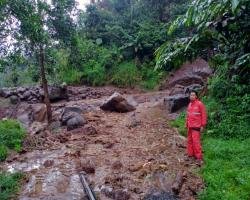 Akibat Hujan Lebat Akses Jalan Menuju Desa Sirau Tertutup Total