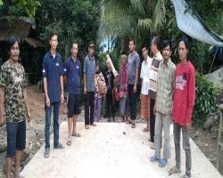 DI BANGKUNYA JALAN DESA CIKEDUNG DAN DESA CIWARNA MASYARAKAT SETEMPAT 