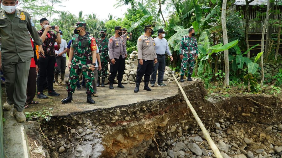 Dandim Purbalingga Tinjau Jembatan Putus, Warga Di Minta Waspada