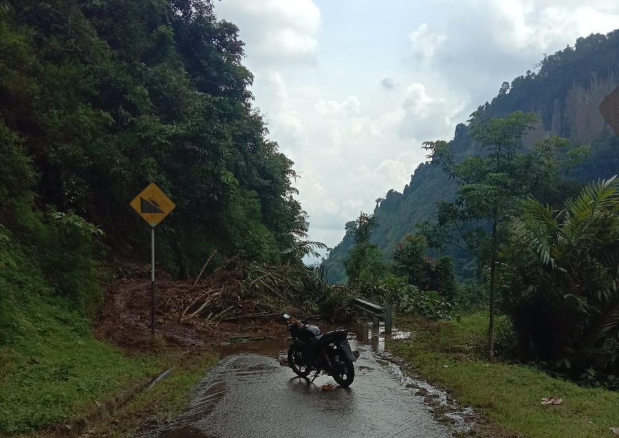 Akibat Hujan Lebat Desa Sirau Kecamatan Karangmoncol Terisolir