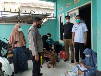 Polsek Kragilan Polres Serang Melasanakan Pengamanan Serbuan Vaksinasi