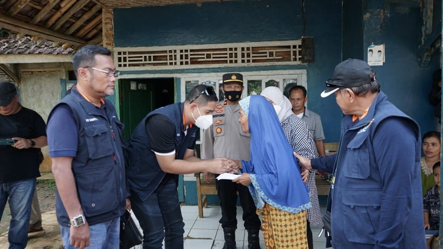 Ketum Kadin Banten Berikan Santunan Kepada Korban Gempa