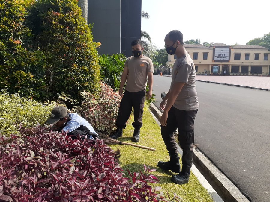 Personel Yanma Polda Banten Melaksanakan Kegiatan Pembersihan Dan Pera
