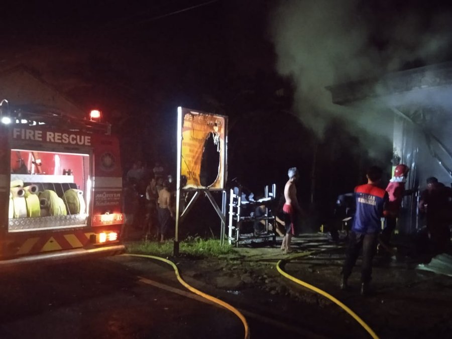 Takar Bensin Eceran Saat Lampu Padam, Lilin Sambar Bensin