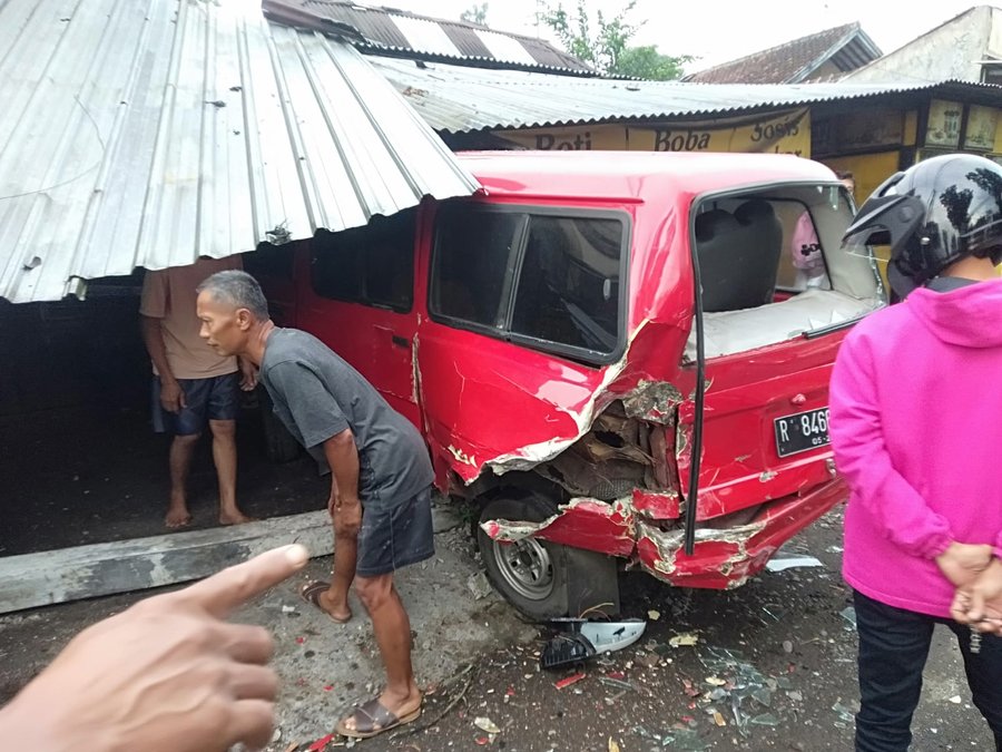 Kecelakaan Di Bojongsari, Avanza Tabrak Mobil Parkir Dan Bangunan Ping