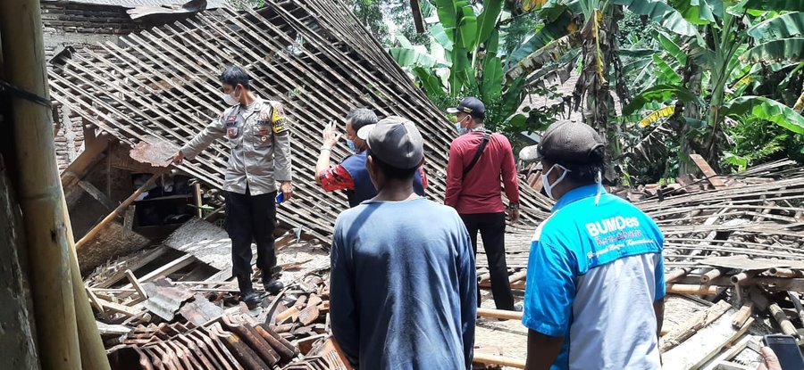 Rumah Warga Rembang Ambruk, Diduga Bangunan Sudah Lapuk