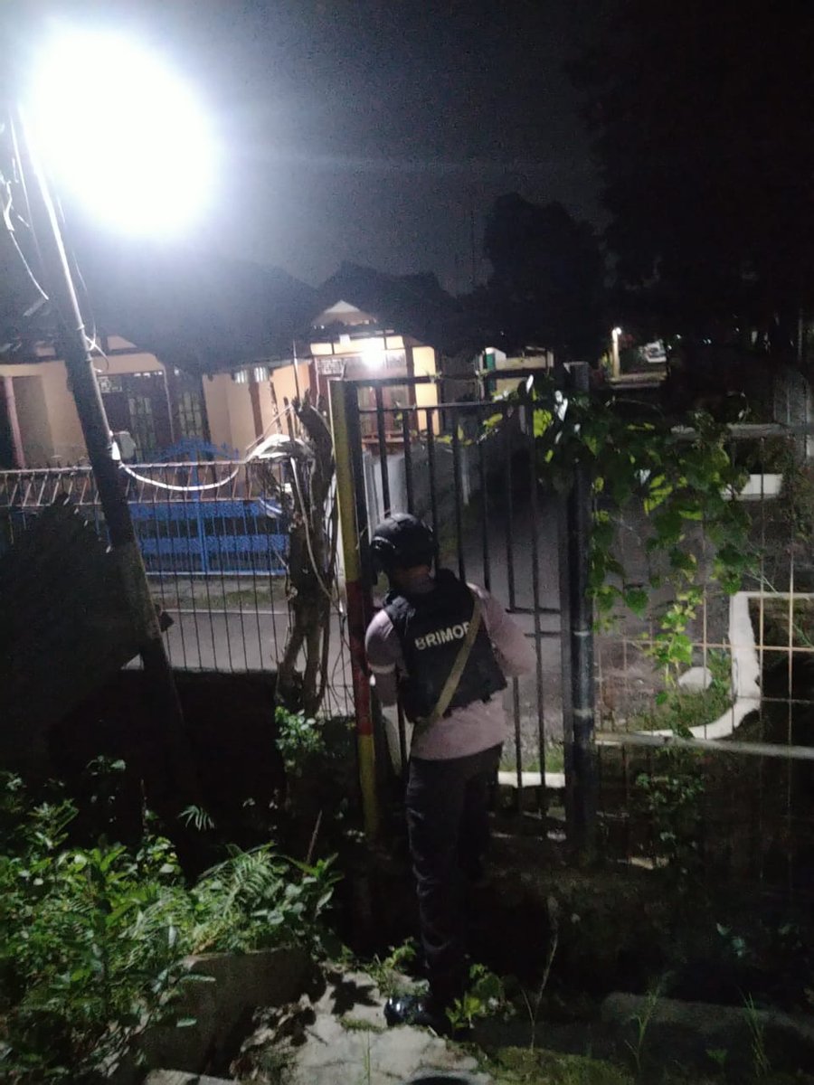 Anggota Satuan Brimob Polda Banten Melaksanakan Tugas Piket Jaga Marka