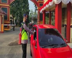 Satbrimob Polda Banten Melakukan Pengecekan Suhu Tubuh Pada Personel d