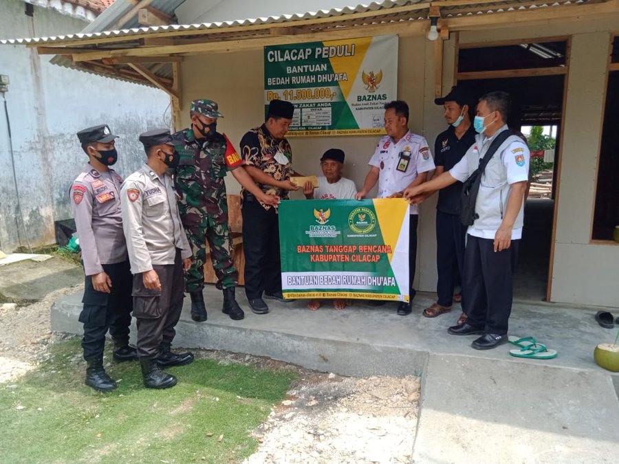 Rumahnya Roboh Diterjang Angin, Kinem Mendapatkan Bantuan Dari Baznas 