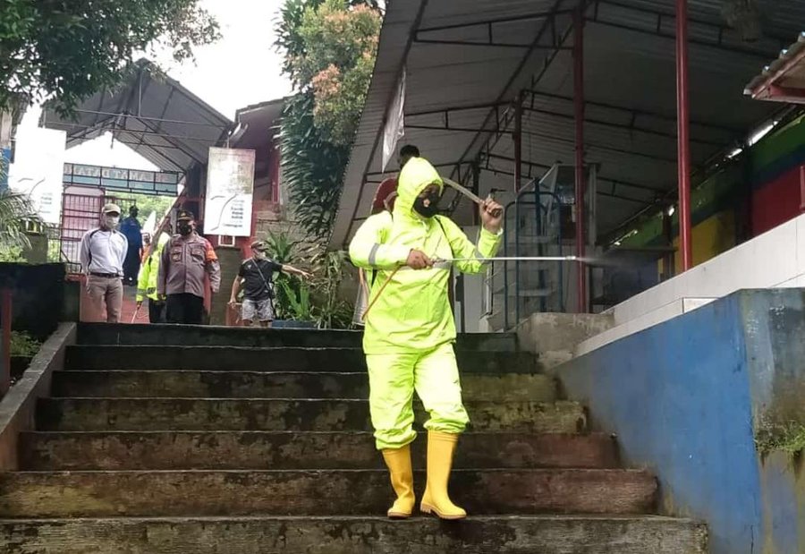 Satgas Covid 19 Kecamatan Bobotsari Semprot Disinfektan Di Tempat Umum